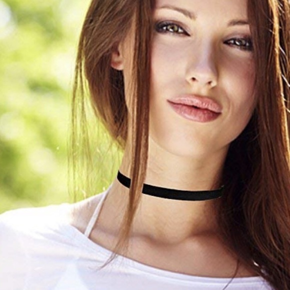 🆕 Velvet Chocker Necklace - Picture 2 of 3